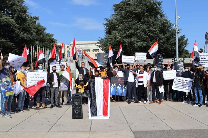 وقفة احتجاجية أمام مقر الأمم المتحدة بجنيف حول إعدام مليشيات الحوثي لـ9 مدنيين في صنعاء