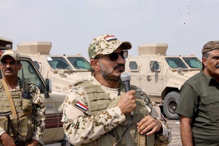 طارق صالح: لنترك المعارك الجانبية كيف تثير لي معارك عن قضايا وهمية في سقطرى وبلحاف ثم تترك الحوثي يحتل ثلاث مديريات في يومين