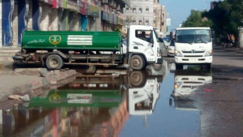 صندوق النظافة عدن ينفذ حملة شفط مياة الأمطار 