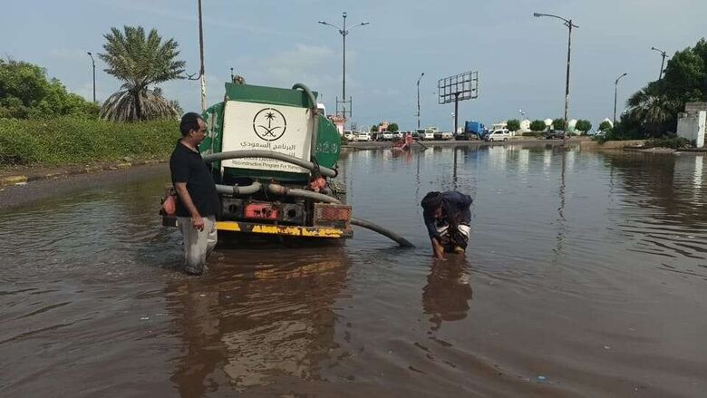 مدير عام خور مكسر يشرف على أعمال شفط مياه الأمطار في عدد من مناطق المديرية