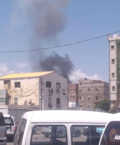 انفجار سيارة مفخخة بحي حجيف بالتواهي استهدف موكبا لمسؤولين