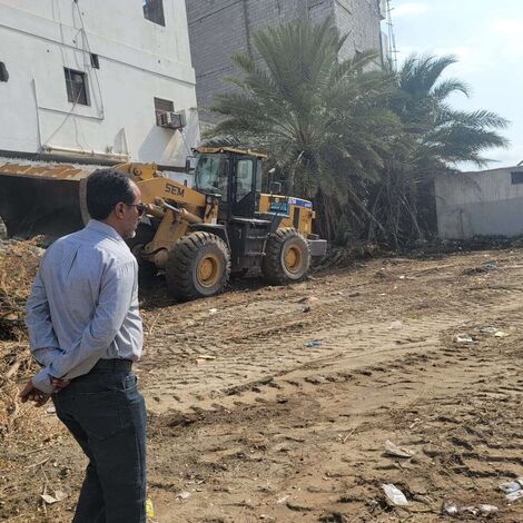 مدير عام خورمكسر يطلع على نتائج حملة رفع المخلفات من ساحة مستشفى عبود العسكري