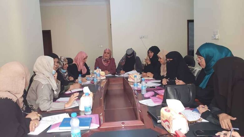 اللجنة الوطنية للمرأة تعقد اجتماعها الأول بعدن بحضور مدراء عموم دوائر المرأة في الوزارات الحكومية