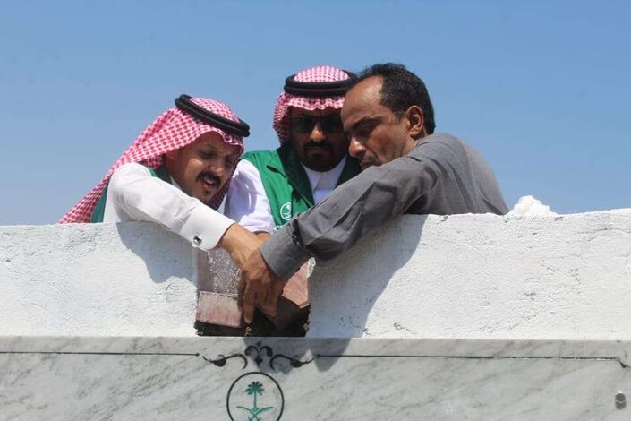 مدير عام خور مكسر والبرنامج السعودي يضعان حجر اساس مشروع تأهيل طريق ساحل أبين