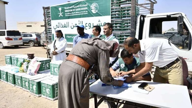 مركز الملك سلمان يقدم مساعدات غذائية للنازحين من المديريات الجنوبية بمأرب