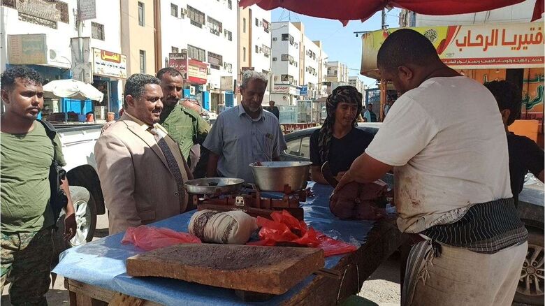 عدن..مدير عام البريقة يؤكد على استمرار حملة لضبط أسعار اللحوم والأسماك