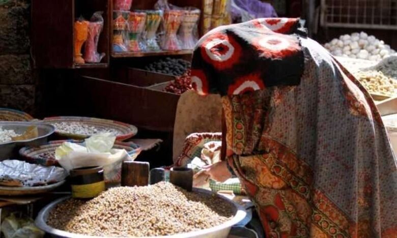 انهيار العملة وارتفاع أسعار السلع يفاقمان خطر الجوع في اليمن