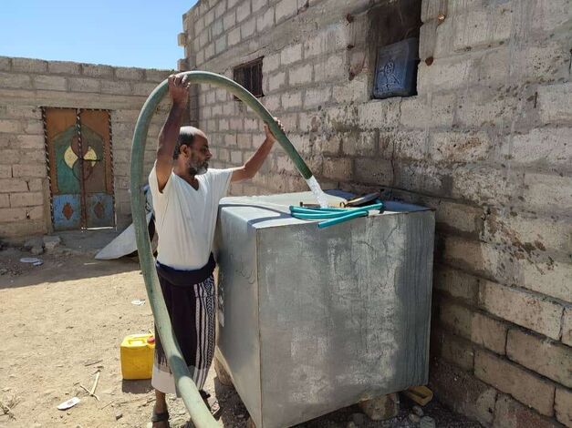 مؤسسة " آلاء " التنموية الخيرية تقوم بسقيا قرية شوحط بأبين بـ( 10 ) صهاريج لمياه الشرب