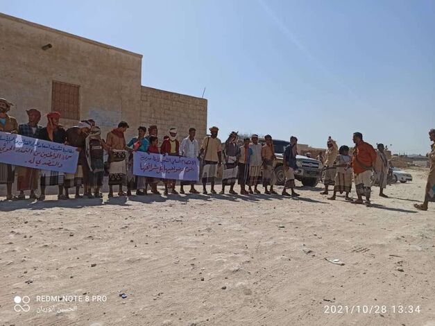 المئات من أبناء مديرية رضوم ينظمون وقفة احتجاجية تطالب بتحسين الأوضاع المعيشية وإيقاف التمدد الحوثي