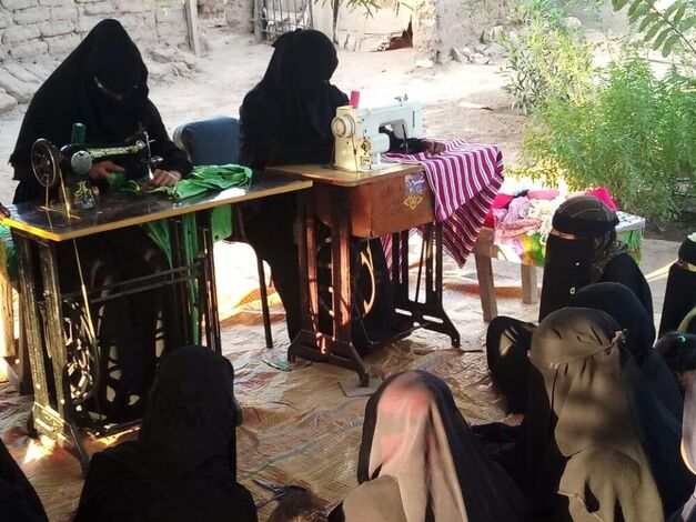 الجمعية التنموية الخيرية لنساء قرية البيطرة تدشن دورة تدريبية في فن الخياطة بلحج