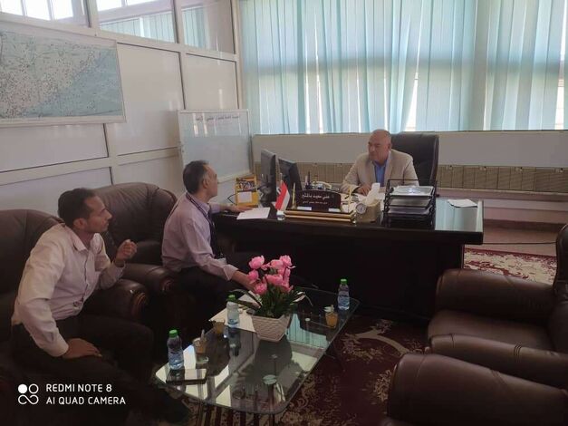 مدير المبيعات بشركة الخطوط الجوية اليمنية  يلتقي  بمدير عام مطار سيئون الدولي 