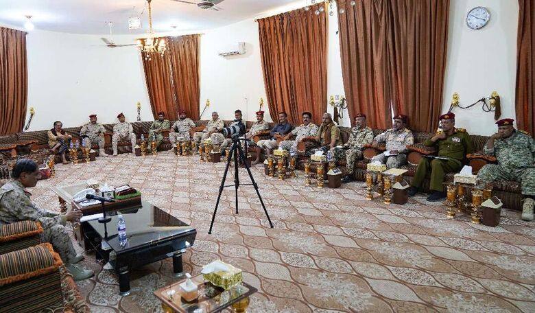 محافظ حضرموت يرأس اجتماعًا لقادة الألوية والشعب والوحدات العسكرية بقيادة المنطقة العسكرية الثانية