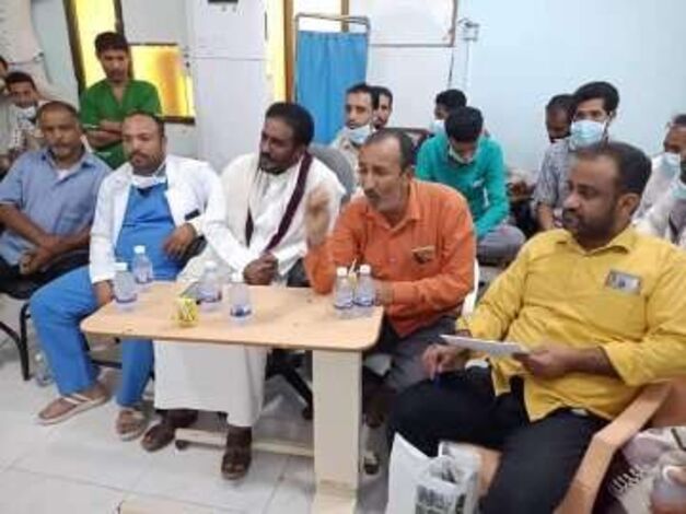 اجتماع موسع يناقش قضايا العاملين الصحيين بمستشفى الغيضة المركزي بالمهرة
