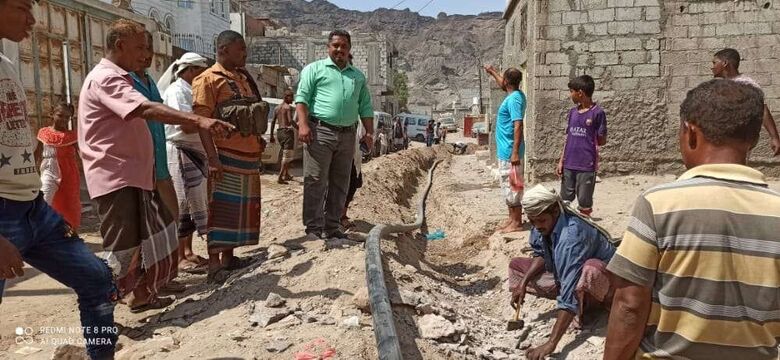 مدير عام البريقة يدشن مشروع تقوية ضخ المياه لحي العمال بمنطقة الزحف الأحمر