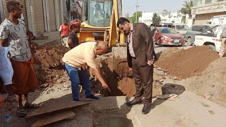 مدير عام المنصورة يدشن مشروع إعادة تأهيل شبكة الصرف الصحي لشارع القطيبي ( السجن سابقاً )