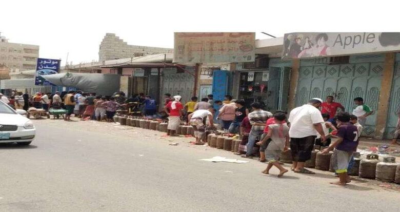 مسوقي الغاز المنزلي بـ عدن أزمة خانقة بالغاز سببه التلاعب في التسعيرة وارتفاع أجور النقل
