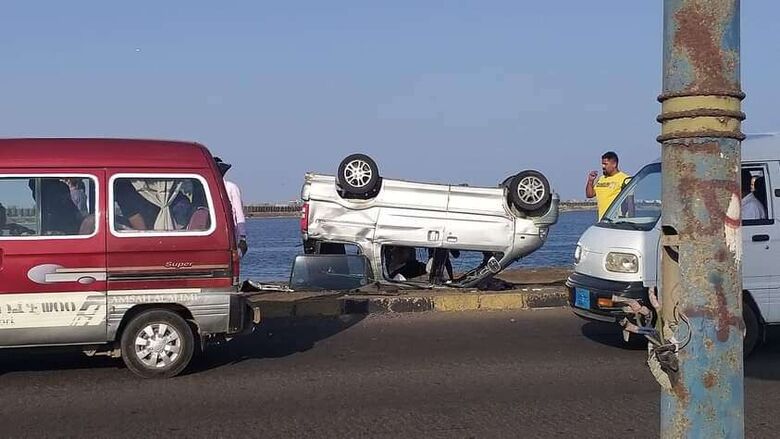 عاجل: انقلاب باص بخط الجسر بعدن