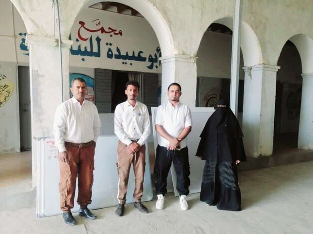فريق إشراقة أمل يسلّم مجمع ابوعبيده للبنات بزاره محول طاقه شمسية