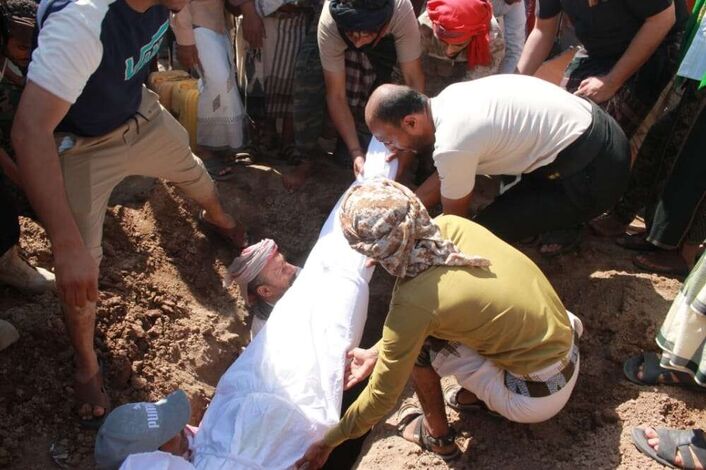 المئات يشيعون جثمان الشهيد عبدالعزيز العمودي بالعاصمة عدن