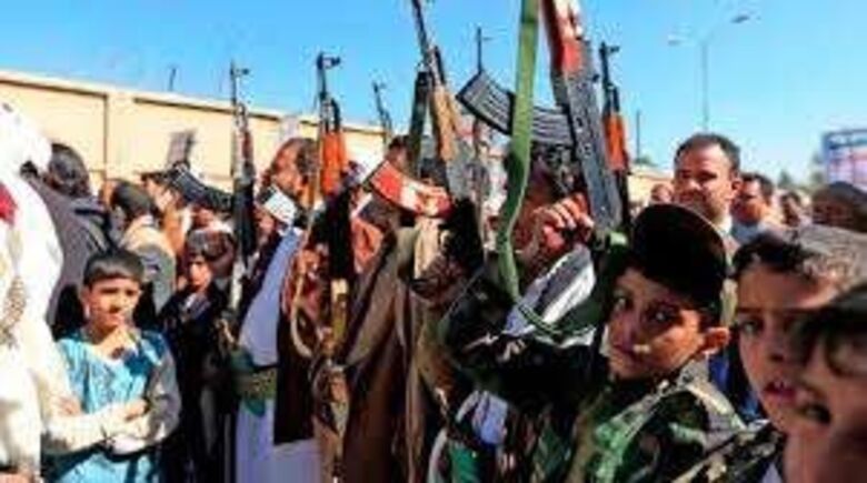 الحوثيون يوزعون أسلحة لبعض طلاب المدارس بصنعاء