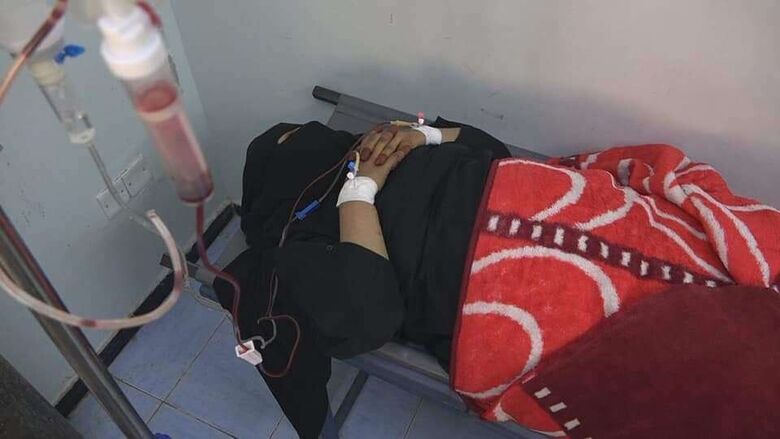 إصابة امرأة إثناء جلبها للماء لأسرتها برصاص قناص حوثي بتعز