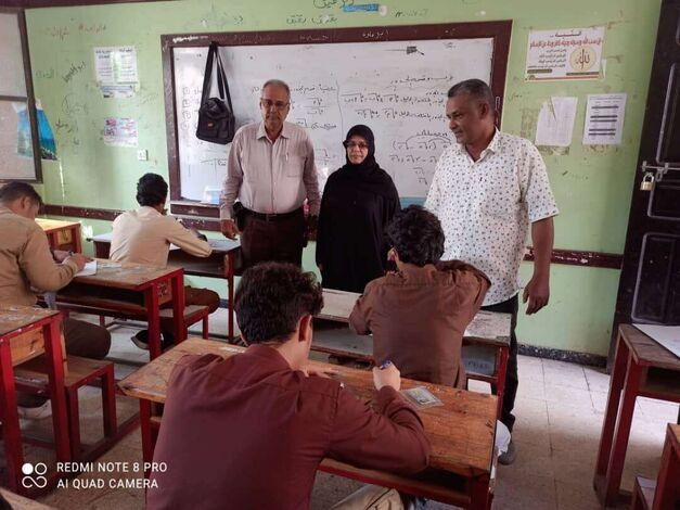 القائم بأعمال مكتب التربية بعدن يزور مركز الاختبارات في ثانوية خليفة بالمنصورة