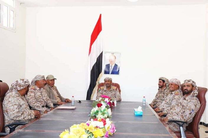 رئيس هيئة الأركان يعقد اجتماعاً موسعاً بعدد من قادة المناطق العسكرية والجبهات