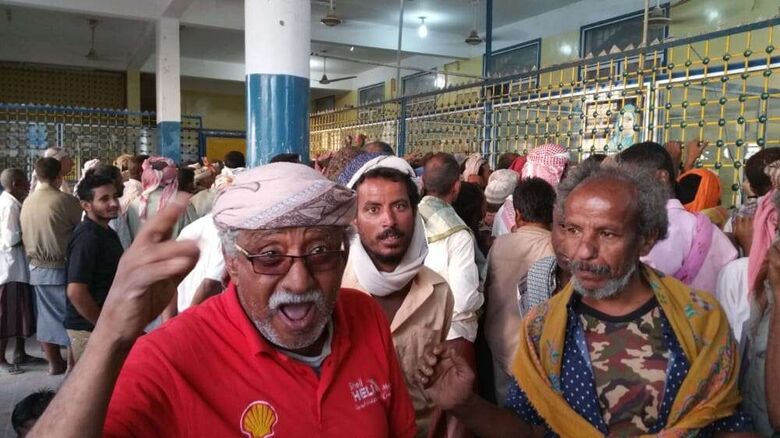 سكان مدينة حوطة لحج: ننتظر لطف الله جراء المجاعة التي نعيشها