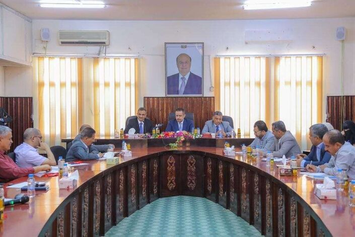 رئيس الوزراء يرأس في ديوان محافظة عدن اجتماعاً لقيادة السلطة المحلية والمكتب التنفيذي