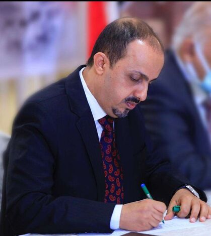 الإرياني:  الحوثيون يجبرون مشائخ القبائل على رفد الجبهات حتى بالأطفال