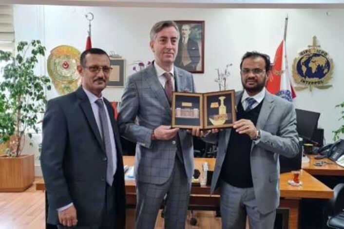 وكيل أول وزارة الداخلية اليمنية يبحث مع مدير الإنتربول التركي تعزيز التعاون الأمني بين البلدين