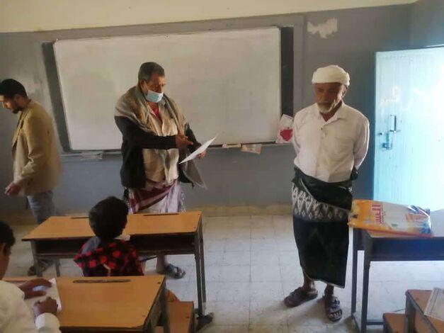 أعضاء بانتقالي يافع رصد يتفقدون سير الامتحانات الفصلية في مدرسة الشهيد يسلم حسين منطقة رخمة