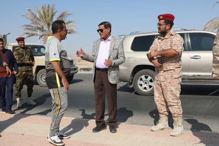 المحافظ البحسني يطلع على المبادرة التي تنفذها قيادة المنطقة العسكرية الثانية لتنظيف الشارع الرئيسي لمطار الريان
