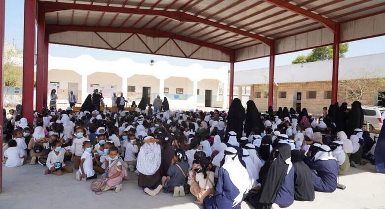 بتمويل متابعي أبو فلة ..العون المباشر توزع 2000 حقيبة مدرسية في اليمن