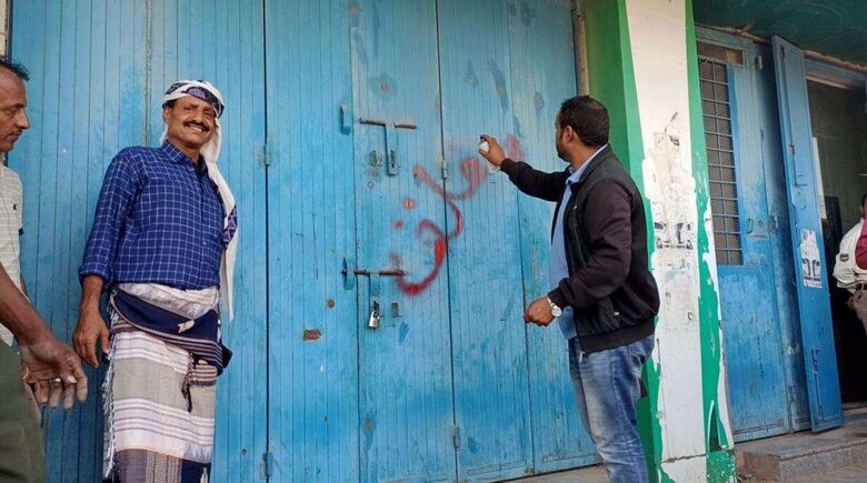 عدن..مدير المنصورة يوجه بإغلاق مكاتب النقل الدولي الممتنعة عن سداد الرسوم السياحية