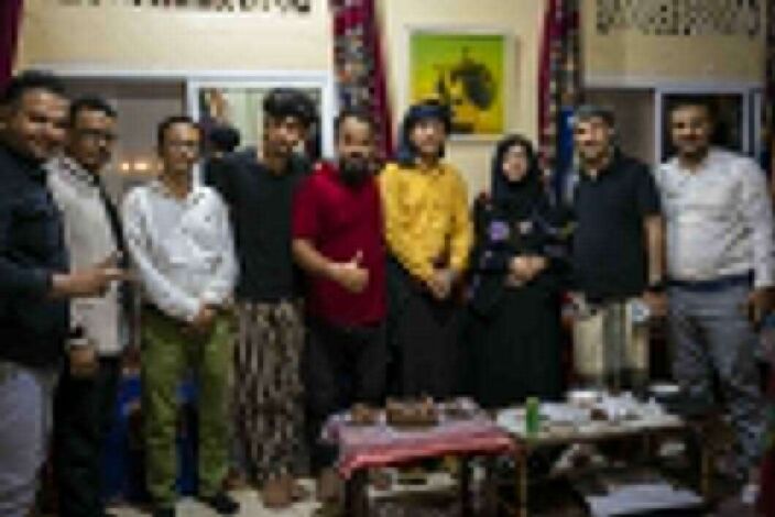 سيدة أعمال يمنية تكرم الإعلامي سمير السروري بمناسبة نيلة الماجستير بإمتياز