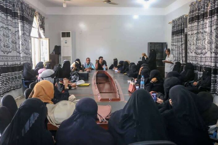 السلطة المحلية بمديرية دار سعد تلتقي باللجان المجتمعية لقطاع المرأة