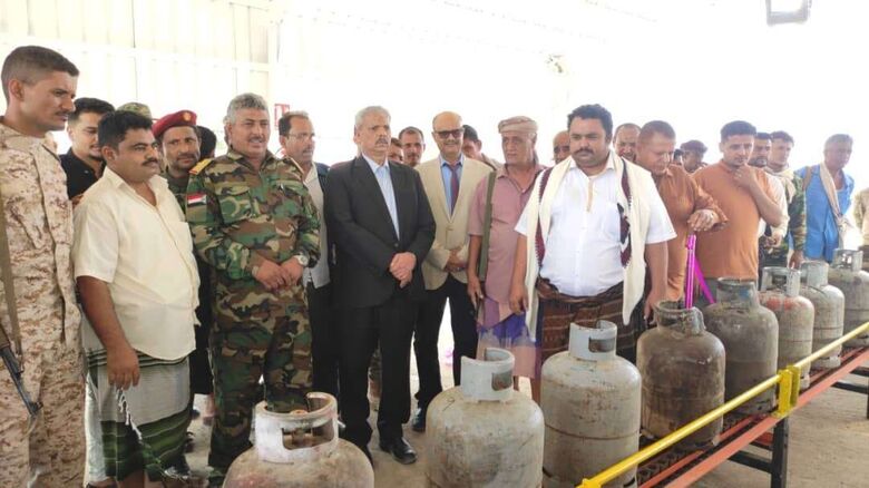 محافظ لحج يفتتح مصنع "زُلَال" للمياه ومحطة "الوَبْح" لتعبئة اسطوانات الغاز المنزلي في بئر ناصر الفِيُوش