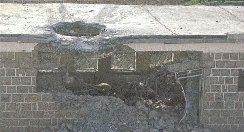 شاهد حجم الدمار الذي خلفه قصف صاروخي حوثي على مدرسة في تعز