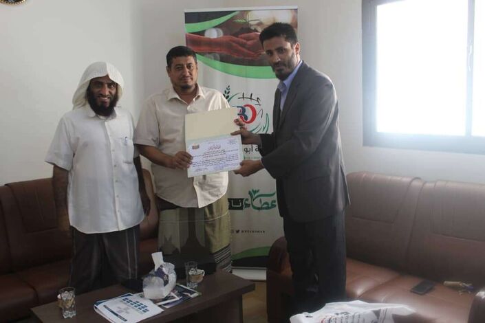 مكتب وكيل أول محافظة أبين يكرم مؤسسة أبو حاتم بانافع للأعمال الإنسانية على جهودها التنموية والخيرية