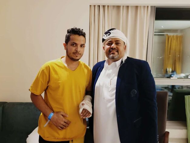 قائد الحراك والمقاومة التهامية يزور الصحفي "محمود العتمي" للاطمئنان على صحته