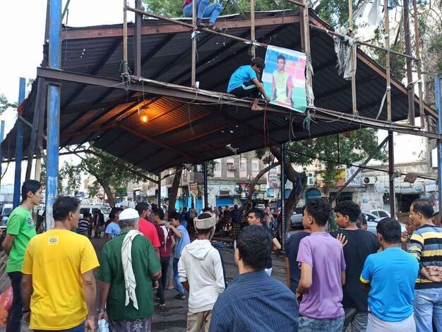 عاجل : مواطنون يتجمّعون في الساحات العامة بعدن لتشجيع المنتخب الوطني
