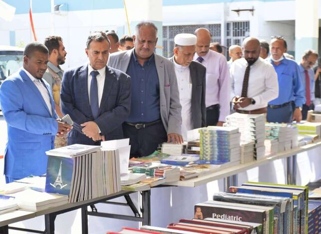 رئيس جامعة عدن يفتتح المعرض الأول للكتاب بكلية الطب والعلوم الصحية