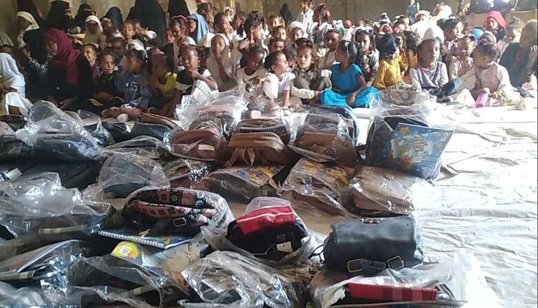 مؤسسة شباب أبين تدشن توزيع 1500حقيبة مدرسية على الطلاب النازحين والأشد فقراً بخنفر