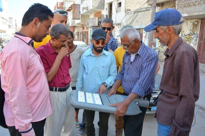 عدن.. بن جرادي يتفقد أعمال تجديد شبكة الانارة في شوارع مديرية صيرة