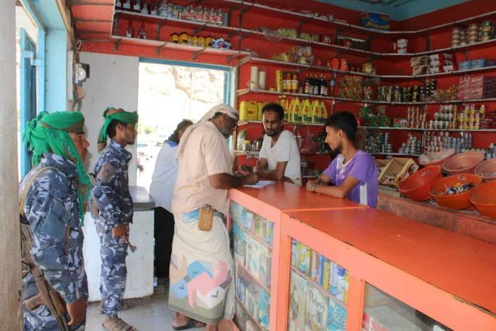 مكتب الصناعة ينفذ حملة تفقدية لأسعار بيع السلع في عدد من المحلات التجارية في مدينة بروم