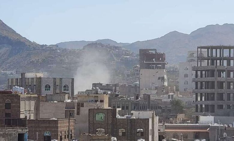 الحوثيون يستهدفون الجبهة الشرقية لتعز بعشرات القذائف