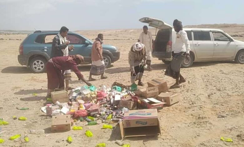 بحضور مدير عام رضوم .. مكتب الصناعة والتجارة يتلف مواد غذائية غير صالحة للاستهلاك الآدمي