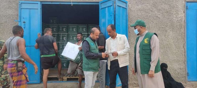مركز الملك سلمان للإغاثة يدشن توزيع السلل الغذائية للنازحين والأشد فقراً في مديرية البريقة