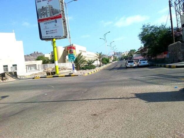 شلل شبه تام لحركة السيارات في عدن